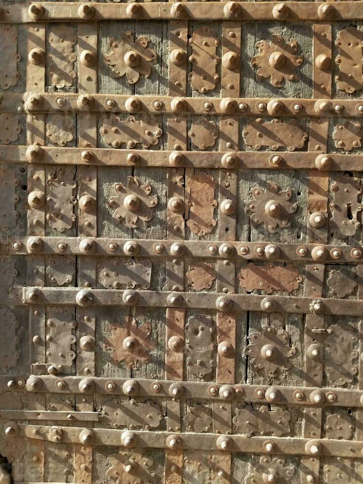 Badshahi Alam gir fort main door close picture photo