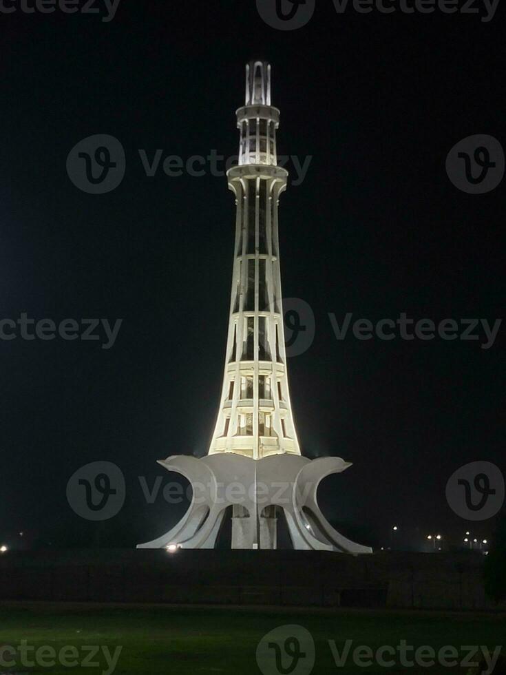 manar Pakistán demostración sus belleza a noche foto