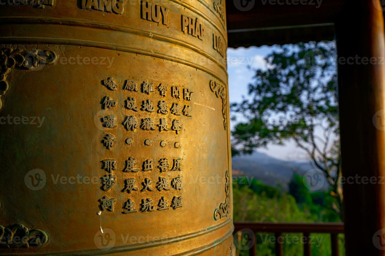 el campana torre a Linh qui feliz un templo, cerca bao loc ciudad, justicia polla provincia, Vietnam. foto