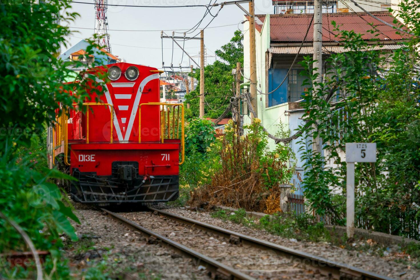 increíble ver de tren paso mediante un estrecho calle, el Hanoi antiguo cuarto. valores foto