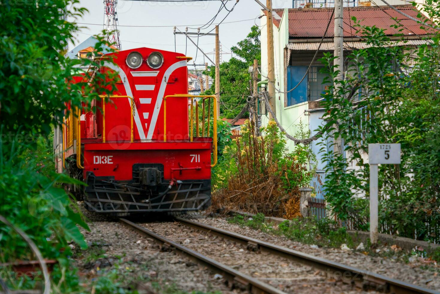 increíble ver de tren paso mediante un estrecho calle, el Hanoi antiguo cuarto. valores foto