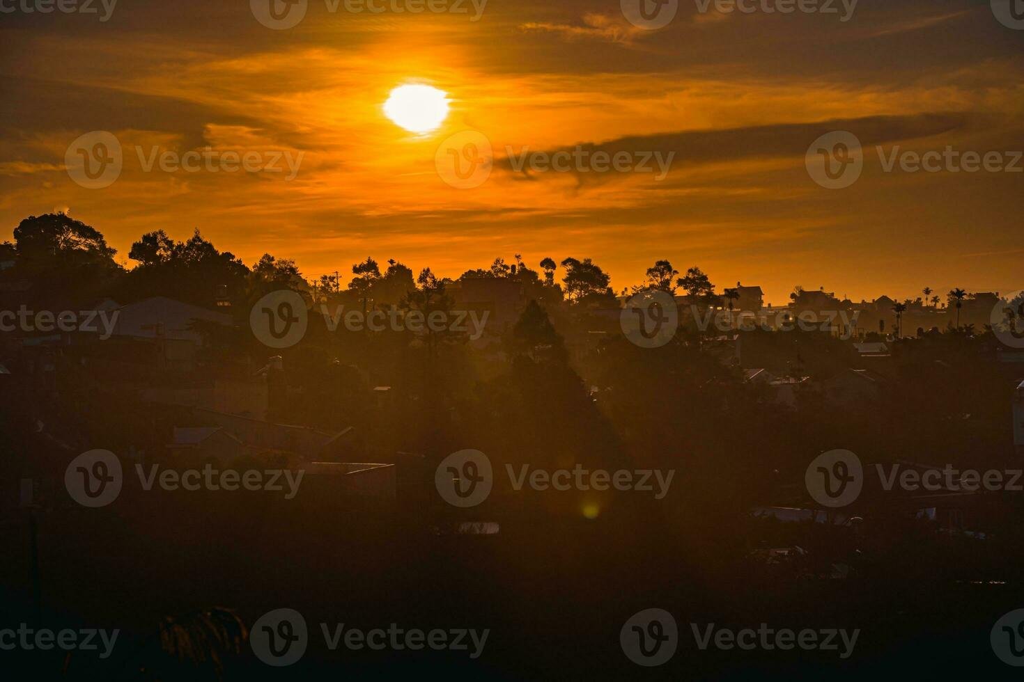 montañas durante amanecer. hermosa natural paisaje en el verano hora con niebla foto