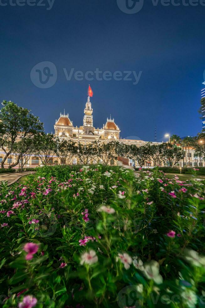 Ho chi minh, viet nam - 10 abril 2023 saigon ciudad sala, vincom centrar torres, vistoso calle tráfico y tropical plantas en contra el increíble noche. saigon céntrico con sus famoso puntos de referencia foto