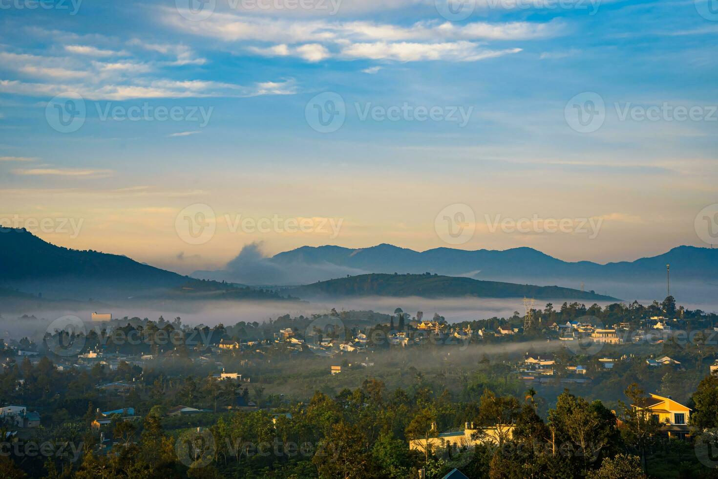 montañas durante amanecer. hermosa natural paisaje en el verano hora con niebla foto