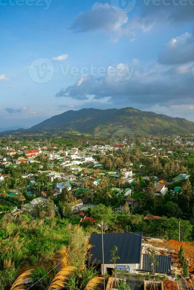 majestuoso puesta de sol en el montaña paisaje en dai binh montaña valle, Vietnam foto