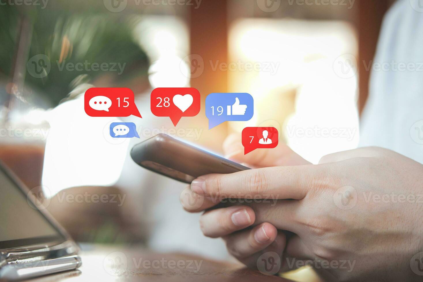 hombres utilizar teléfonos inteligentes a interactuar con social medios de comunicación. siguiendo noticias, comunicado con otros mediante emojis y en línea mensajes, notificaciones, opiniones, o Internet digital márketing creación. foto