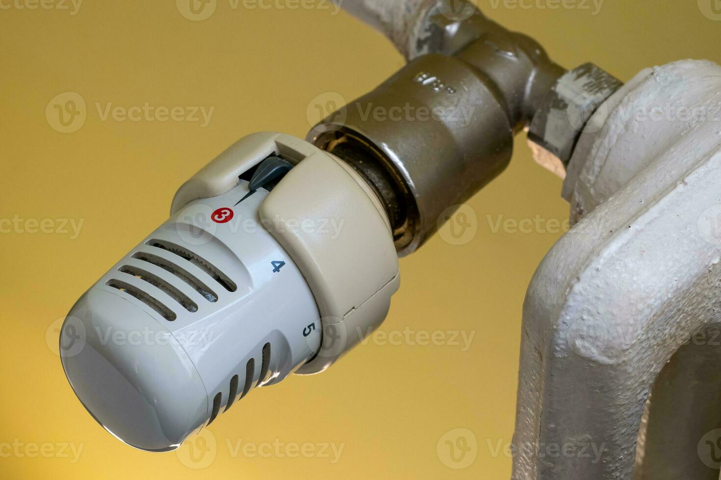Turning down thermostat on radiator to save energy due to heating cost