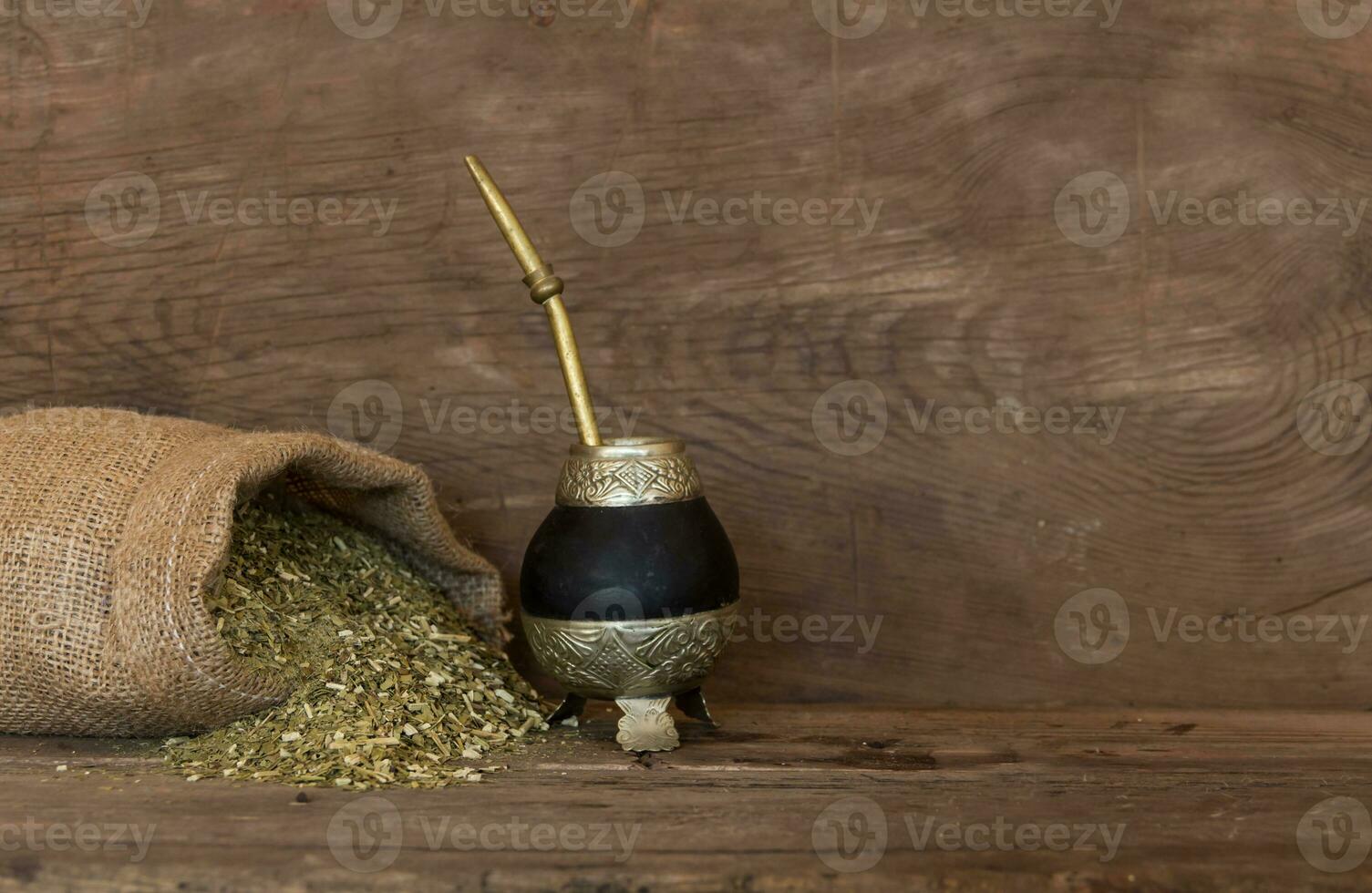 compañero y la yerba mate en rústico de madera antecedentes. tradicional sur americano infusión foto