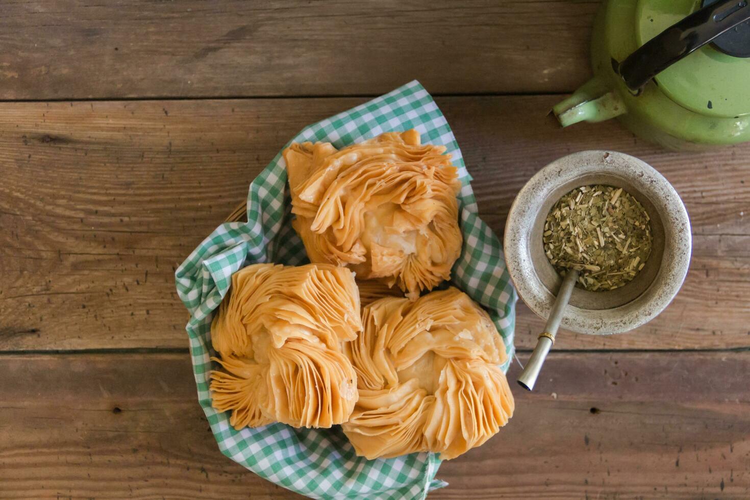 parte superior ver de yerba compañero infusión con frito membrillo y dulce patata pasteles típico comida en el argentino patriótico dias foto