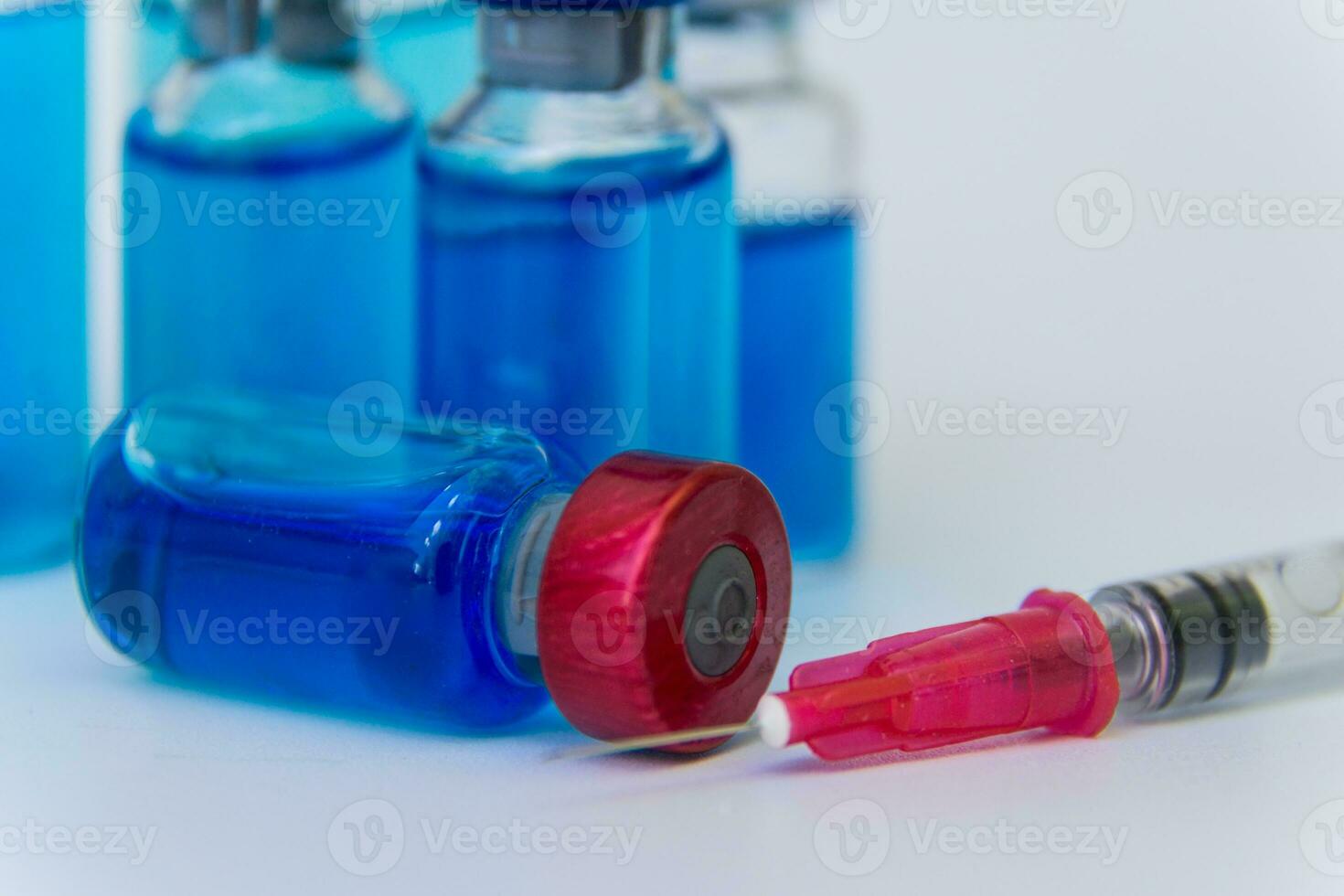 grupo de viales de vacuna y jeringa foto
