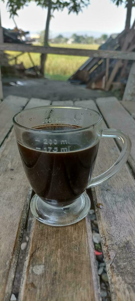 una taza de café negro foto