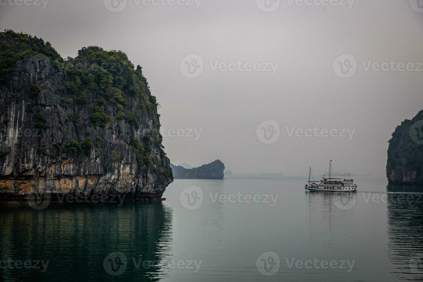 crucero Embarcacion en halong bahía foto