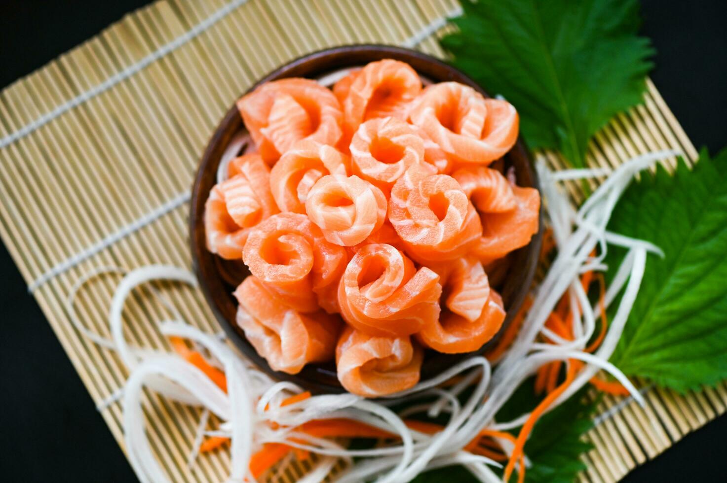 Fresco crudo salmón pescado para Cocinando comida Mariscos salmón pez, salmón sashimi comida salmón filete japonés menú con shiso perilla hoja limón hierba y especias foto