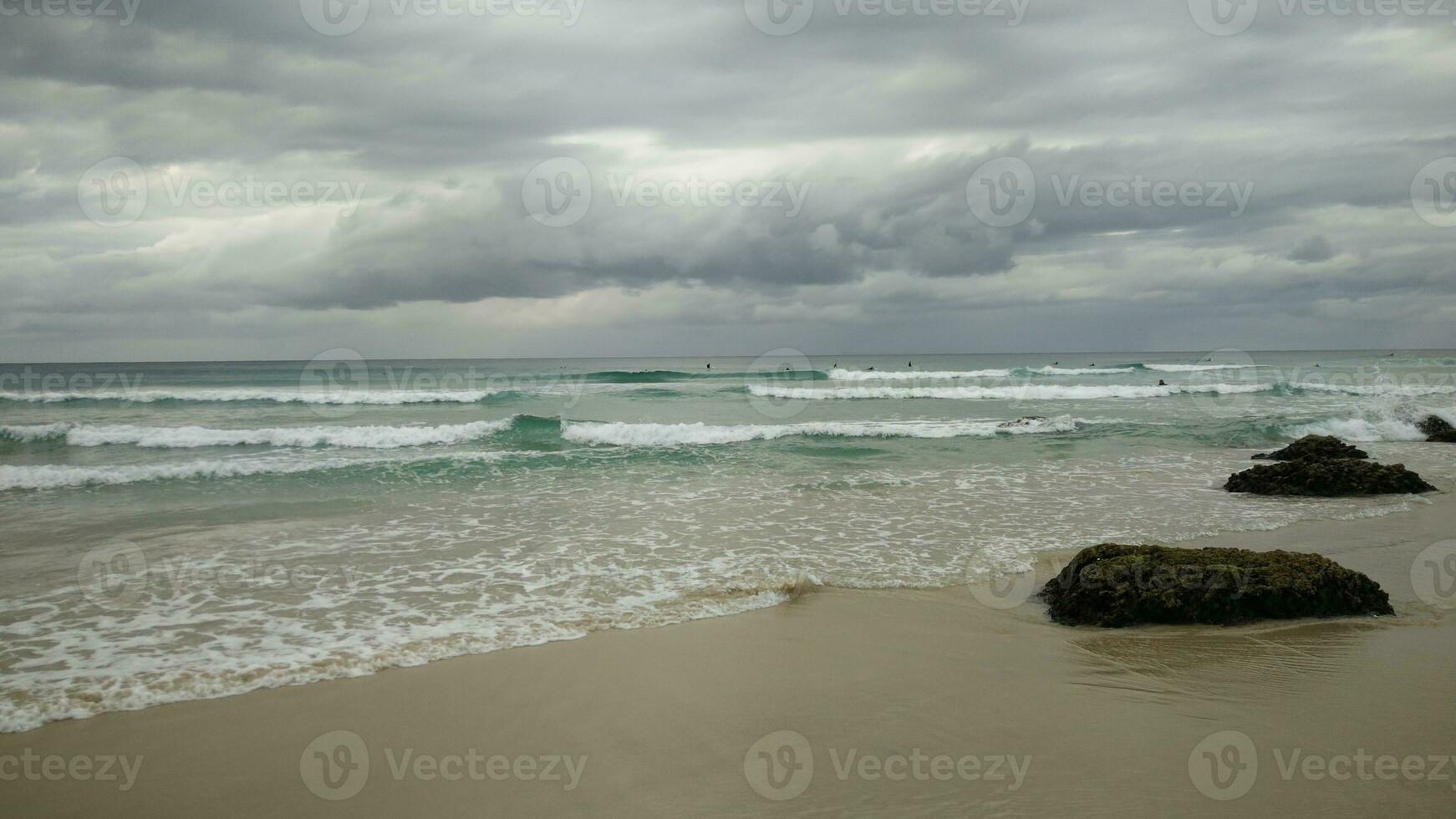 Oceano debajo gris cielo foto