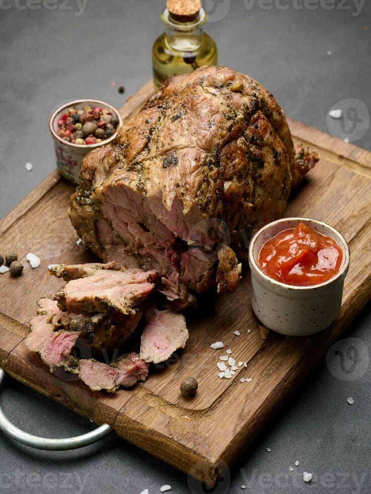 horneado Cerdo collar con especias en un de madera junta, delicioso y jugoso carne foto