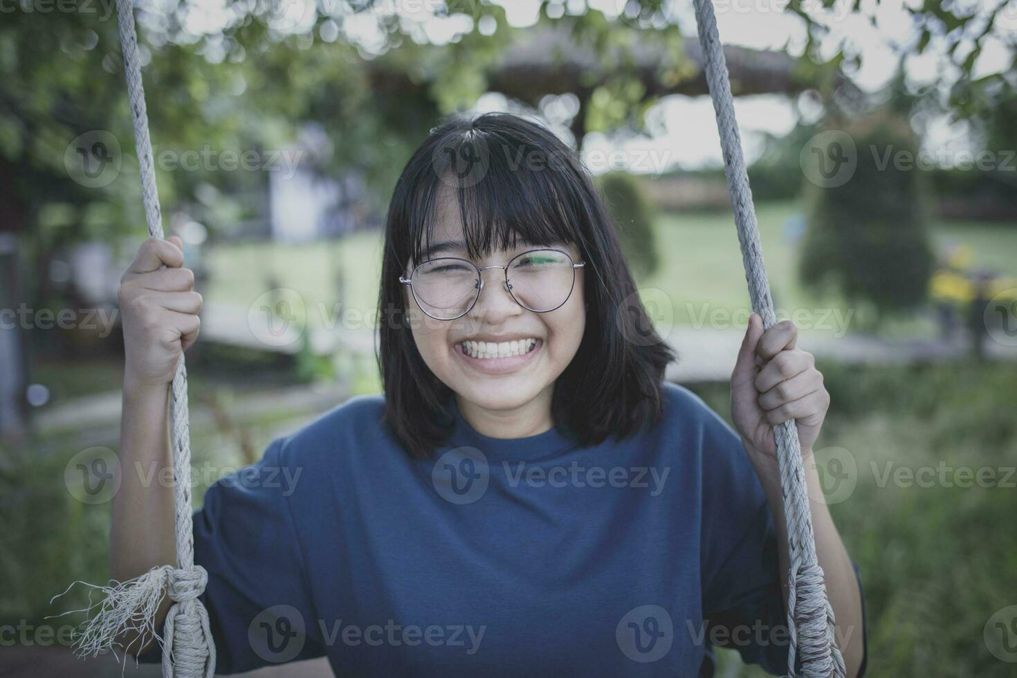 asiático adolescente con dientes sonriente con felicidad cara en niño parque foto