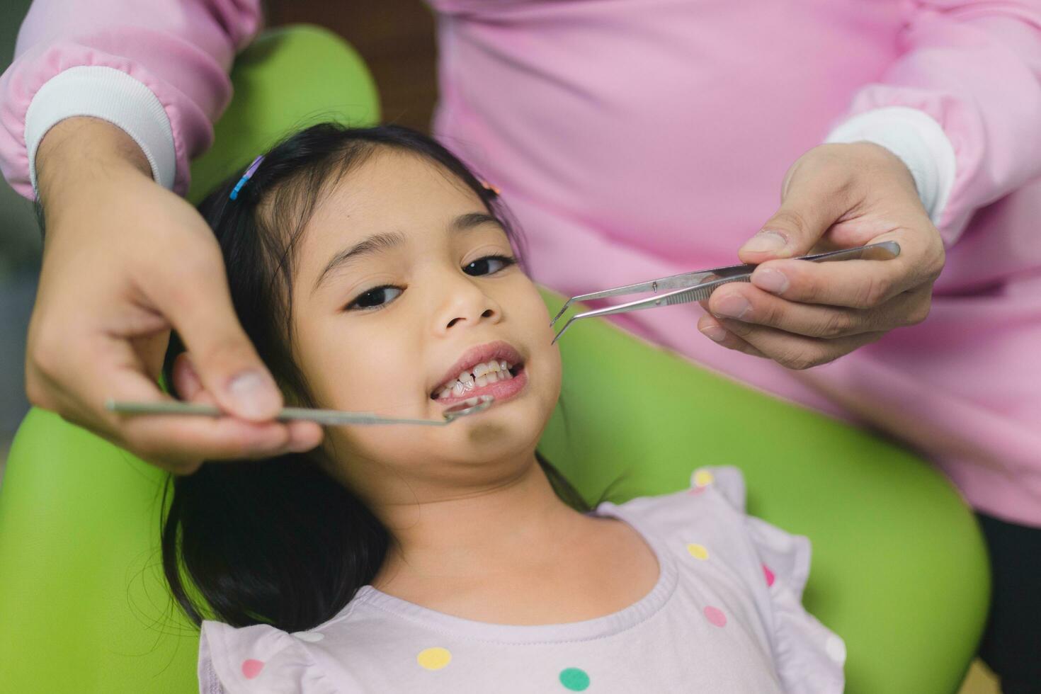 ute pequeño niña en el dentista silla, cerca arriba foto