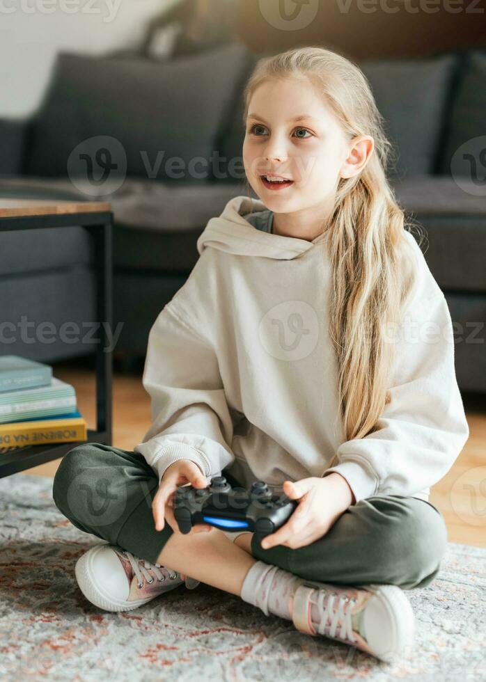 niña jugando vídeo juego a hogar foto