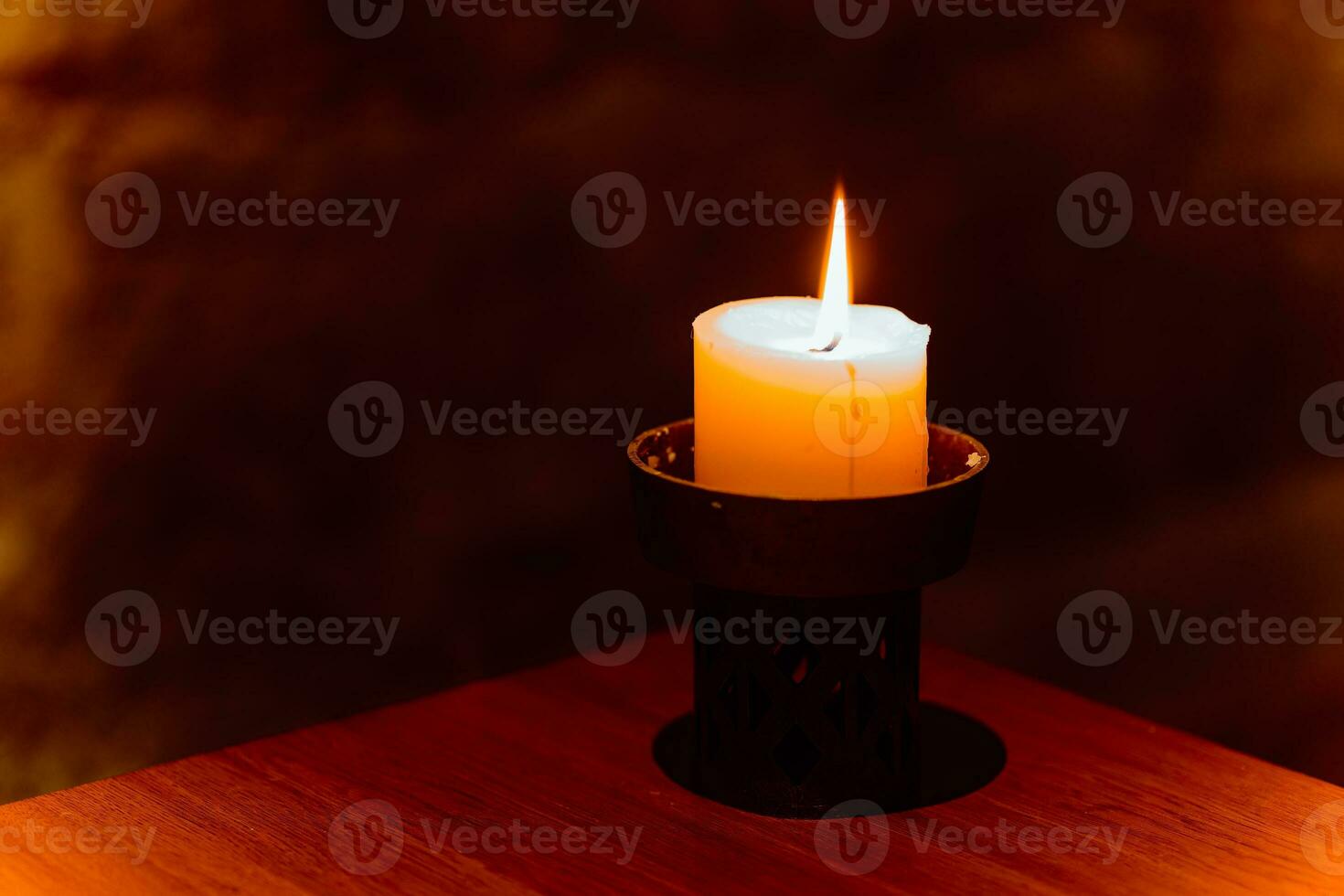 ardiente vela en el oscuridad foto
