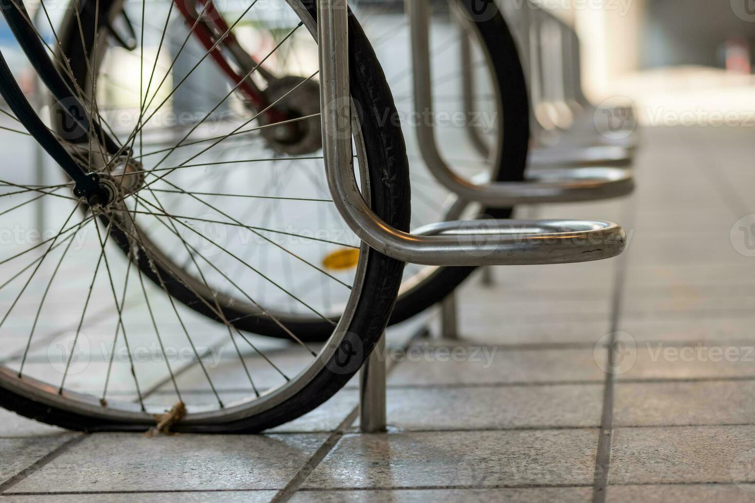 bicicleta estar en un ciudad foto