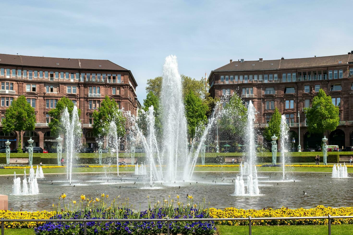 manhein, Alemania - mayo 04, 2023 fuente en el ciudad centrar a el agua torre foto