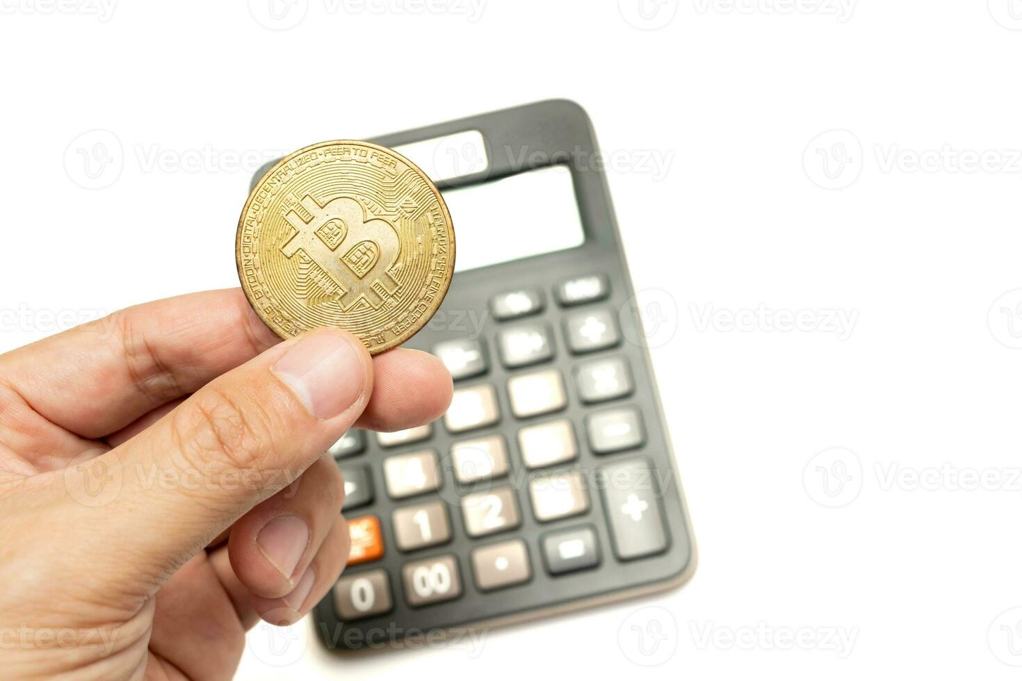 calculadora y moneda bitcoin aislado en blanco fondo, cálculo de rentabilidad. foto