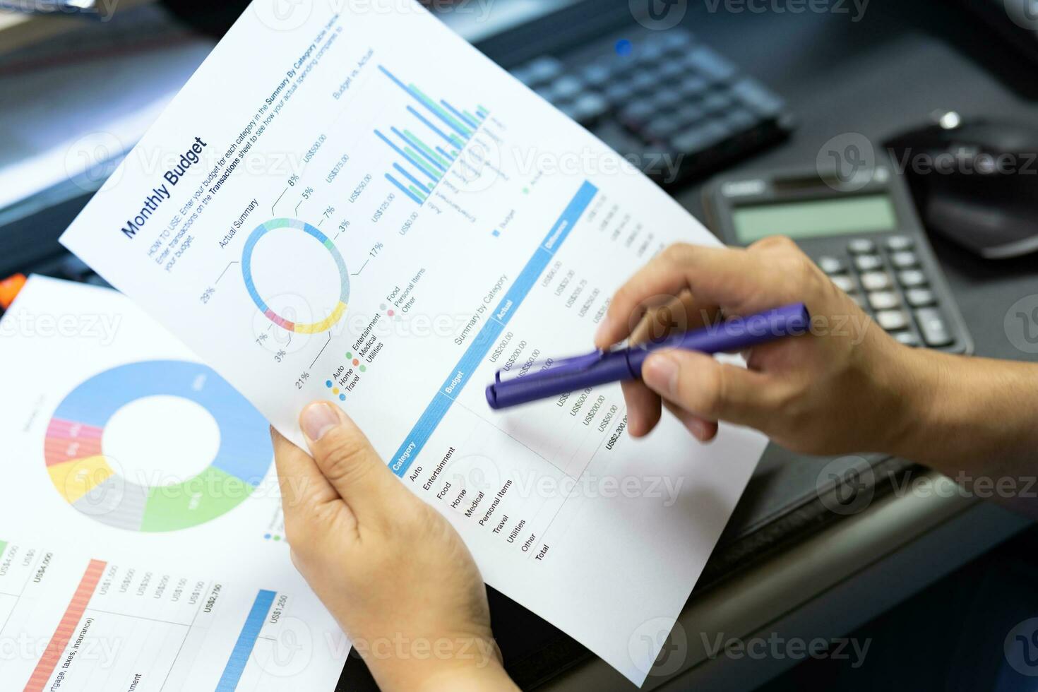 presupuesto planificación concepto. negocio planificación estrategia análisis que se discute nuevo plan financiero grafico datos. trabajo con documento gráficos concepto. foto