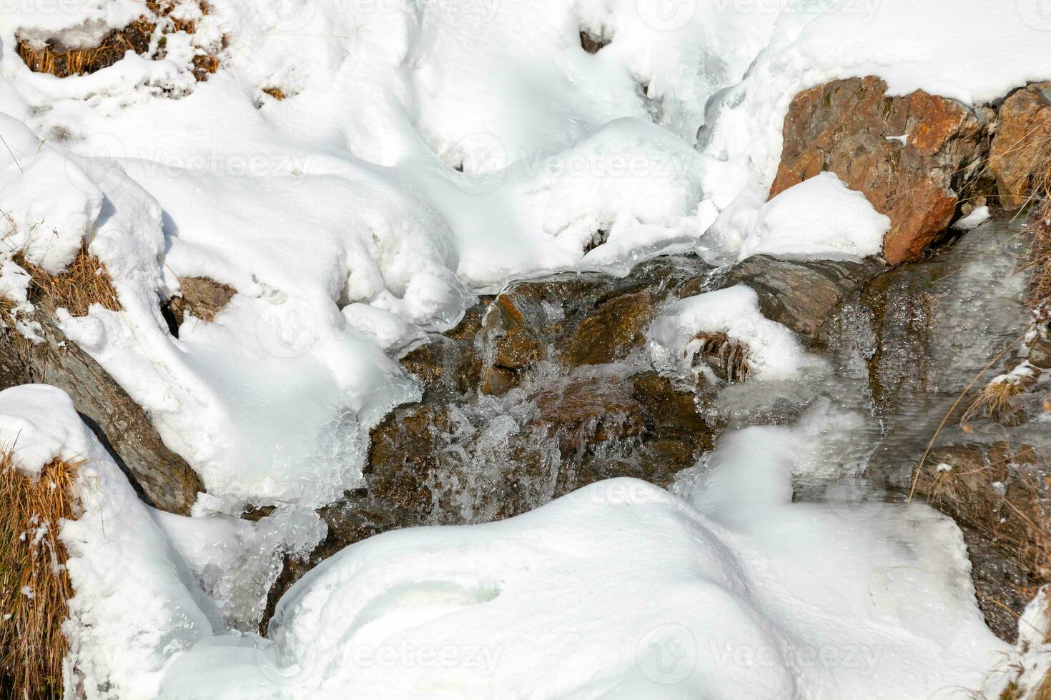 corriente de agua en invierno foto