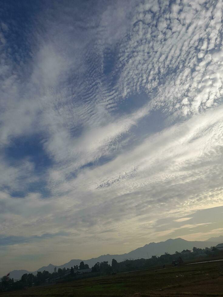 el blanco nubes en el azul cielo son Perfecto para el antecedentes. skyscape en lombok isla, Indonesia foto