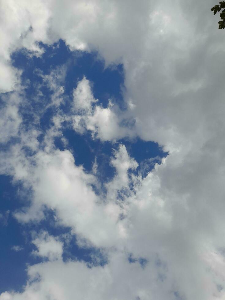 el blanco nubes en el azul cielo son Perfecto para el antecedentes. skyscape en lombok isla, Indonesia foto