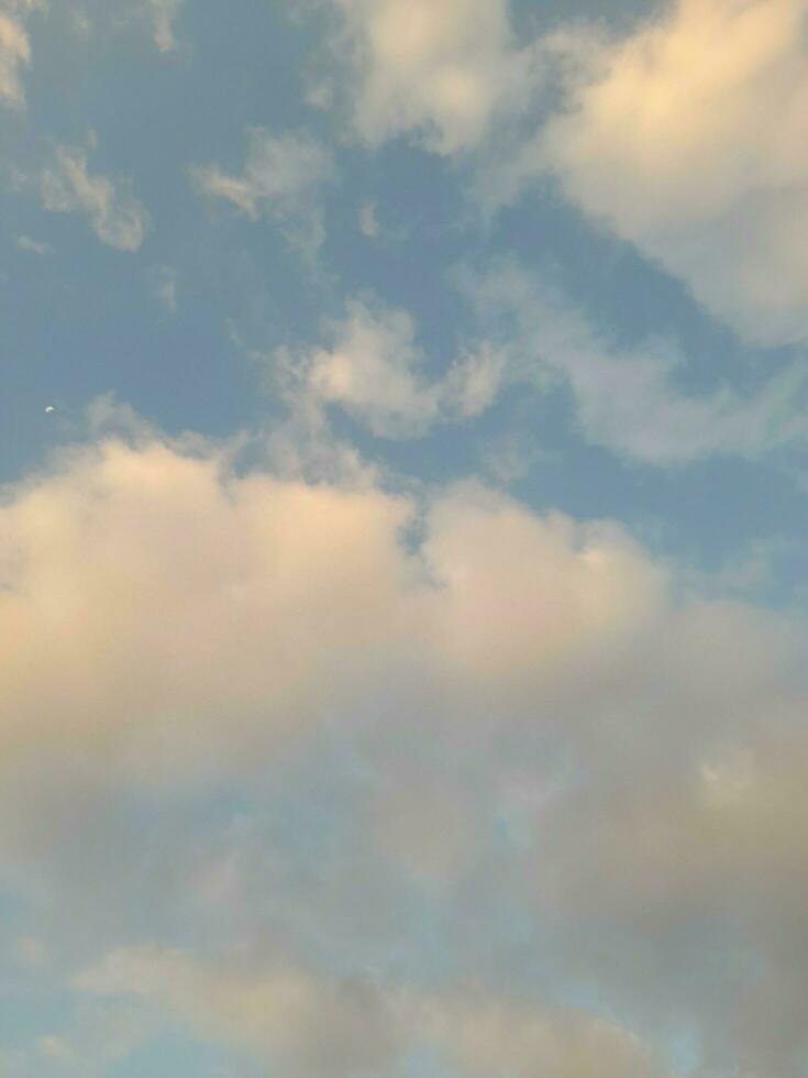 hermosas nubes blancas sobre fondo de cielo azul profundo. grandes nubes esponjosas suaves y brillantes cubren todo el cielo azul. foto