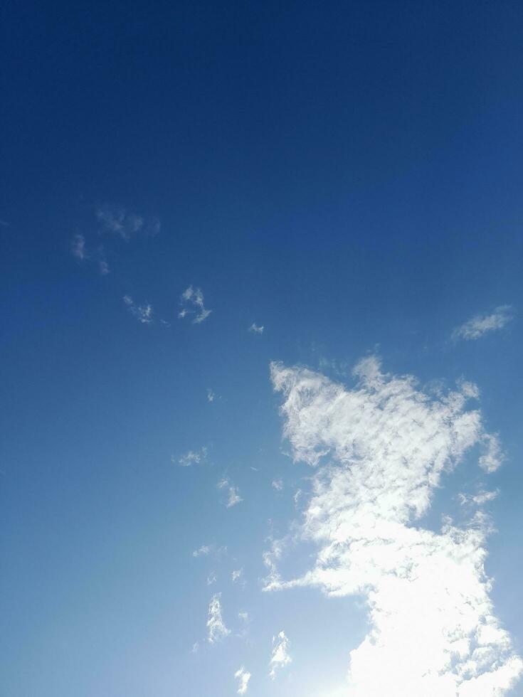 el blanco nubes en el azul cielo son Perfecto para el antecedentes. skyscape en lombok isla, Indonesia foto