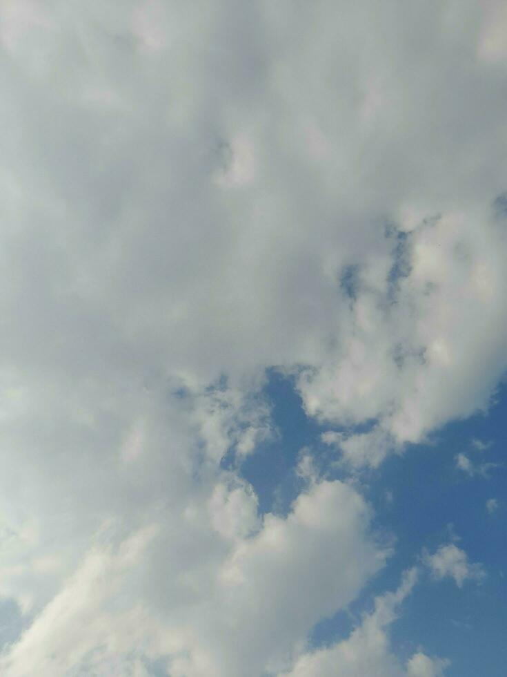 nubes blancas en el cielo azul. hermoso fondo azul brillante. nubosidad ligera, buen tiempo. nubes rizadas en un día soleado. foto