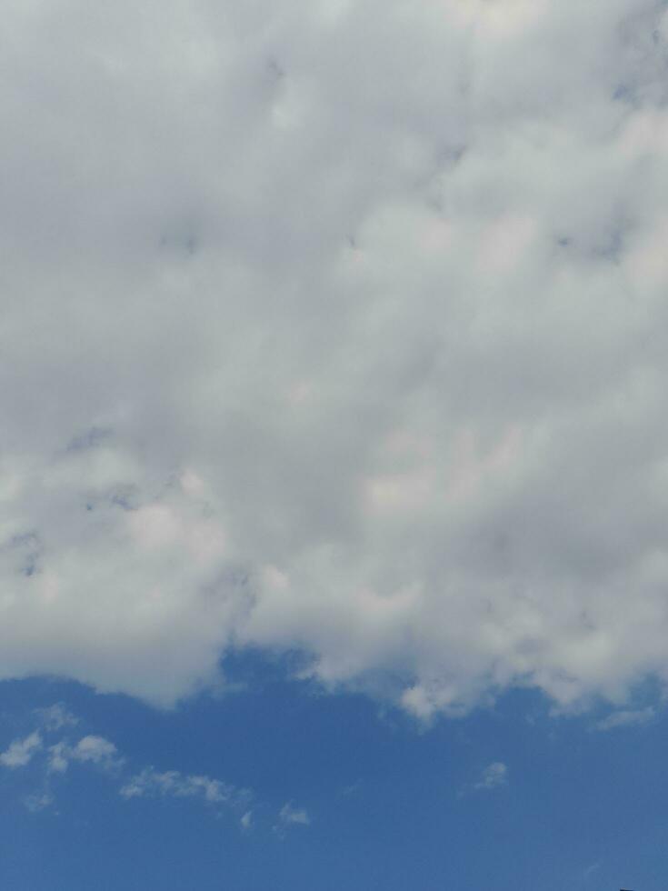 nubes blancas en el cielo azul. hermoso fondo azul brillante. nubosidad ligera, buen tiempo. nubes rizadas en un día soleado. foto