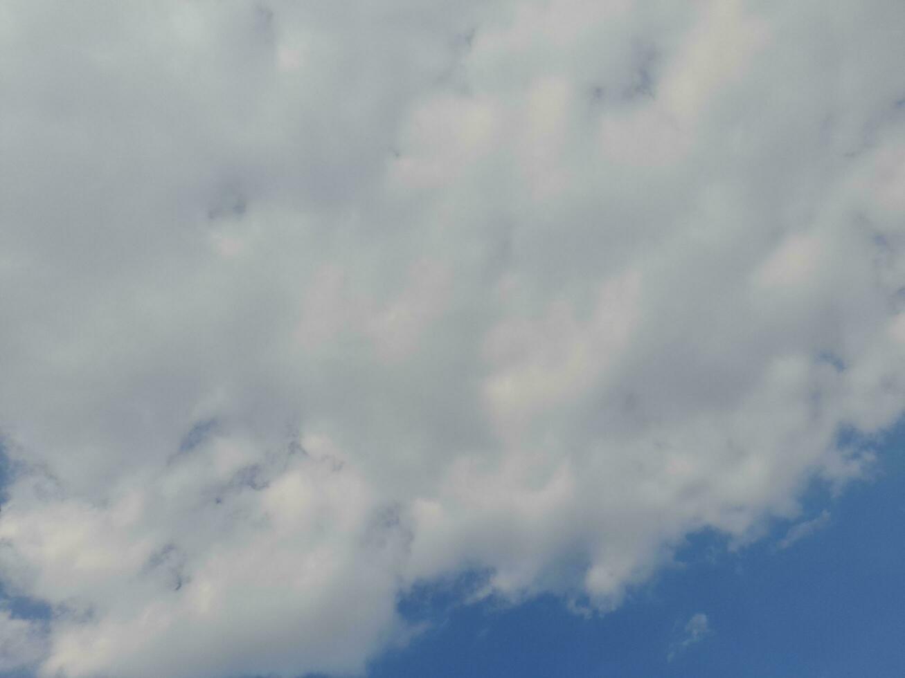 nubes blancas en el cielo azul. hermoso fondo azul brillante. nubosidad ligera, buen tiempo. nubes rizadas en un día soleado. foto