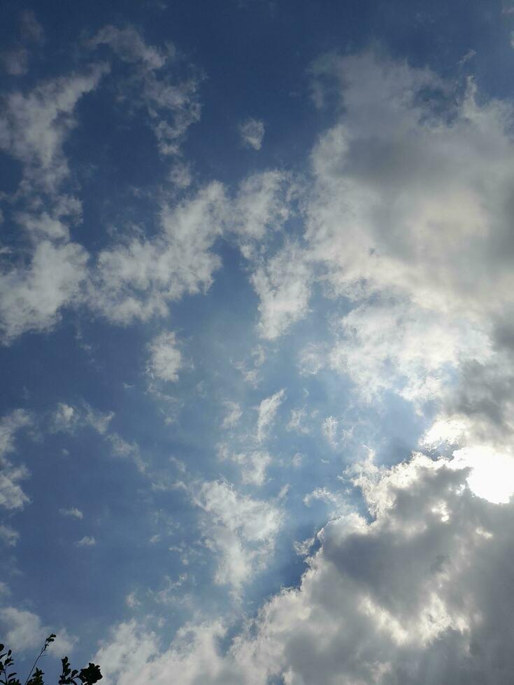 el blanco nubes en el azul cielo son Perfecto para el antecedentes. skyscape en lombok isla, Indonesia foto