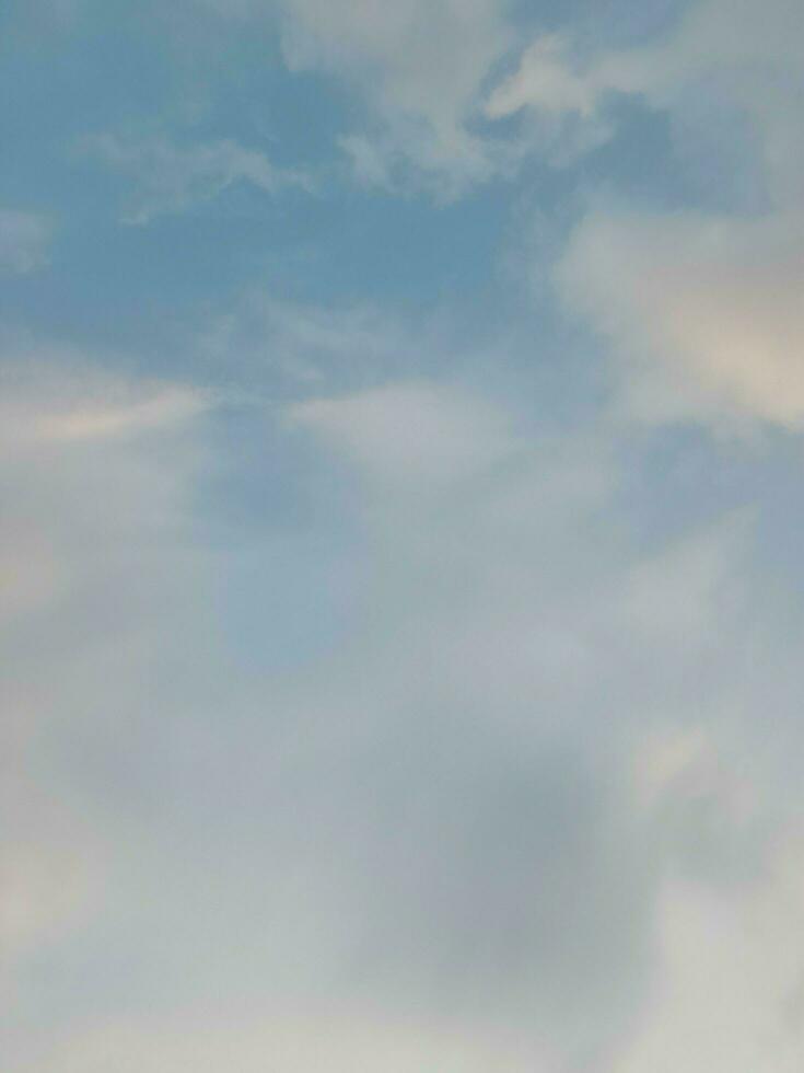 nubes blancas en el cielo azul. hermoso fondo azul brillante. nubosidad ligera, buen tiempo. nubes rizadas en un día soleado. foto