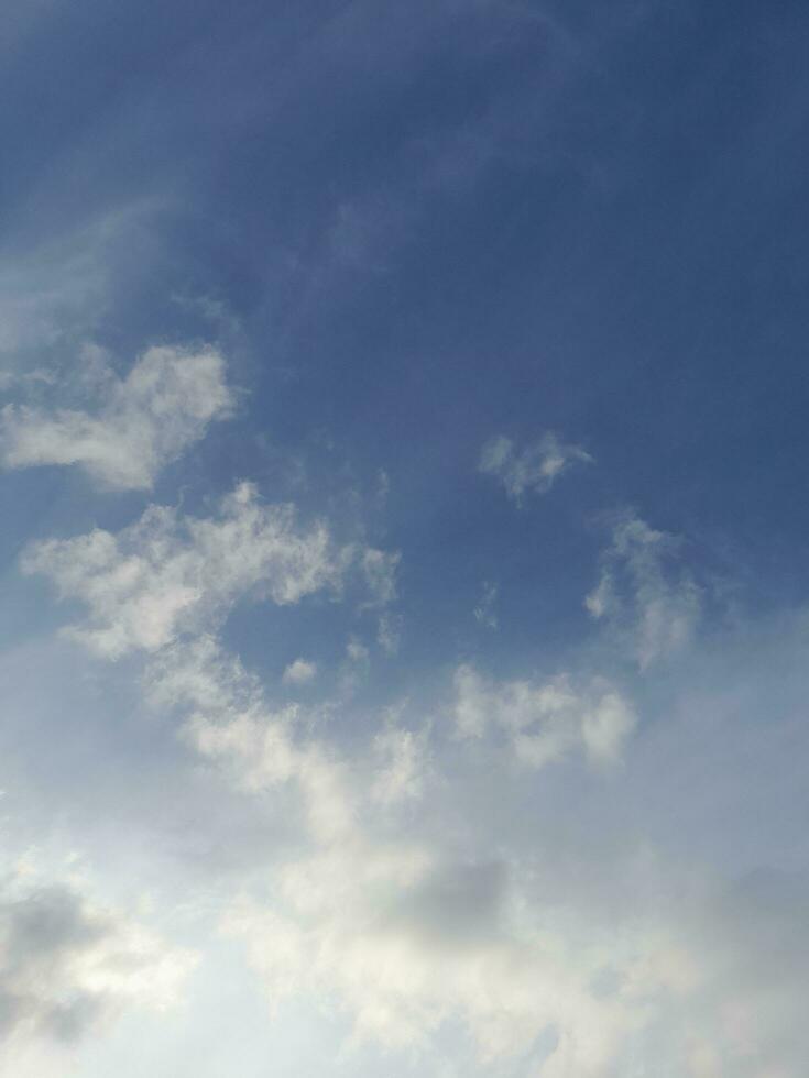 el blanco nubes en el azul cielo son Perfecto para el antecedentes. skyscape en lombok isla, Indonesia foto