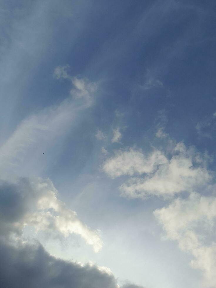 el blanco nubes en el azul cielo son Perfecto para el antecedentes. skyscape en lombok isla, Indonesia foto