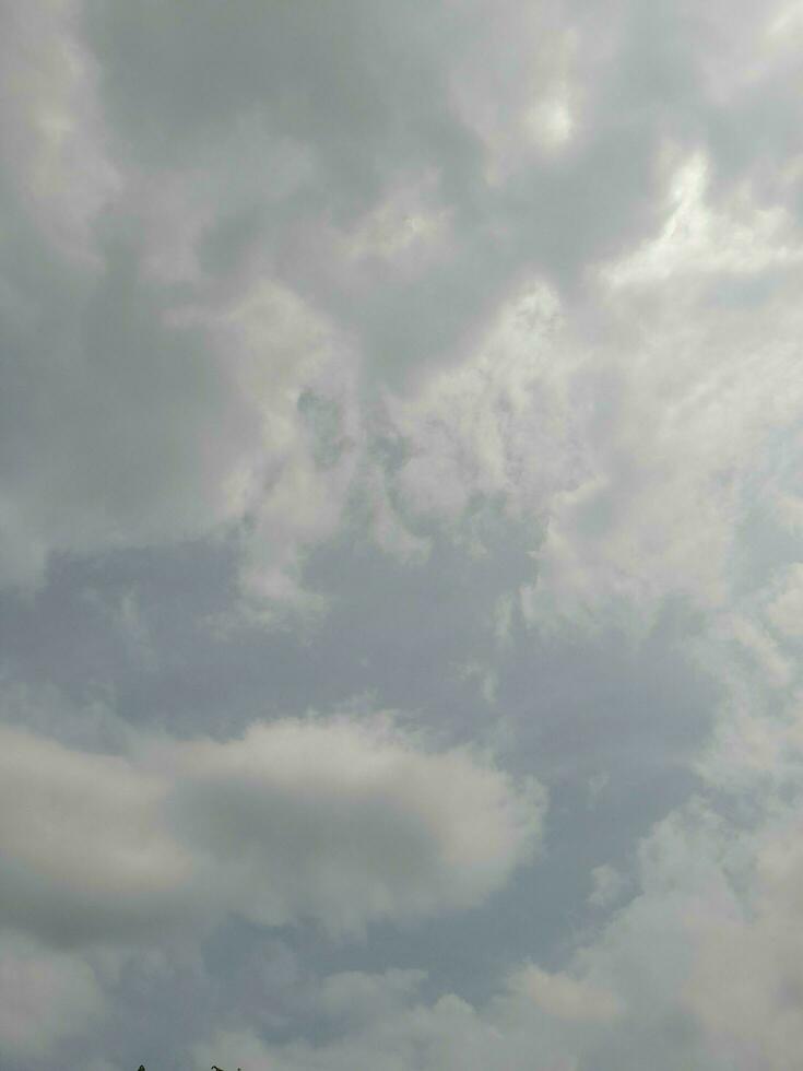 el blanco nubes en el azul cielo son Perfecto para el antecedentes. skyscape en lombok isla, Indonesia foto