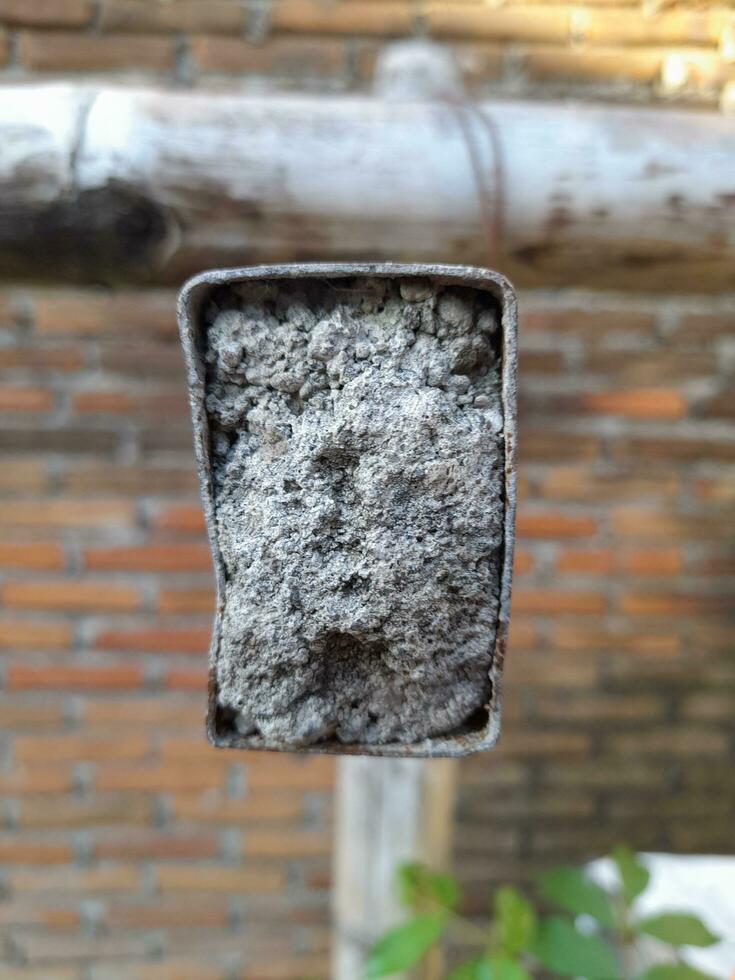 mezclado hormigón atrapado en hueco hierro foto