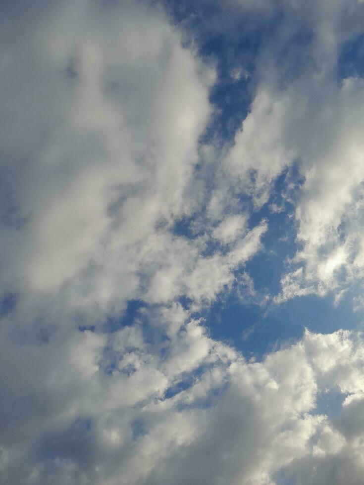 el blanco nubes en el azul cielo son Perfecto para el antecedentes. skyscape en lombok isla, Indonesia foto