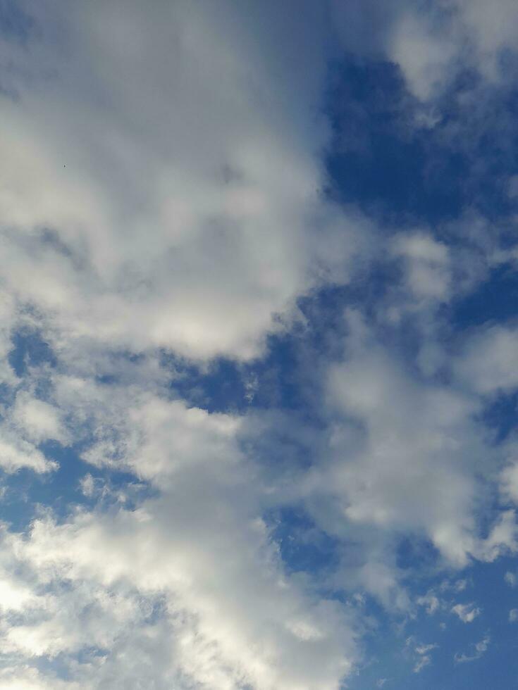 el blanco nubes en el azul cielo son Perfecto para el antecedentes. skyscape en lombok isla, Indonesia foto