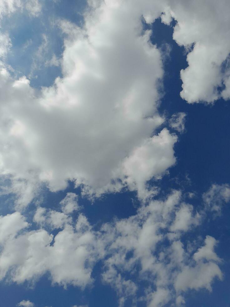 el blanco nubes en el azul cielo son Perfecto para el antecedentes. skyscape en lombok isla, Indonesia foto