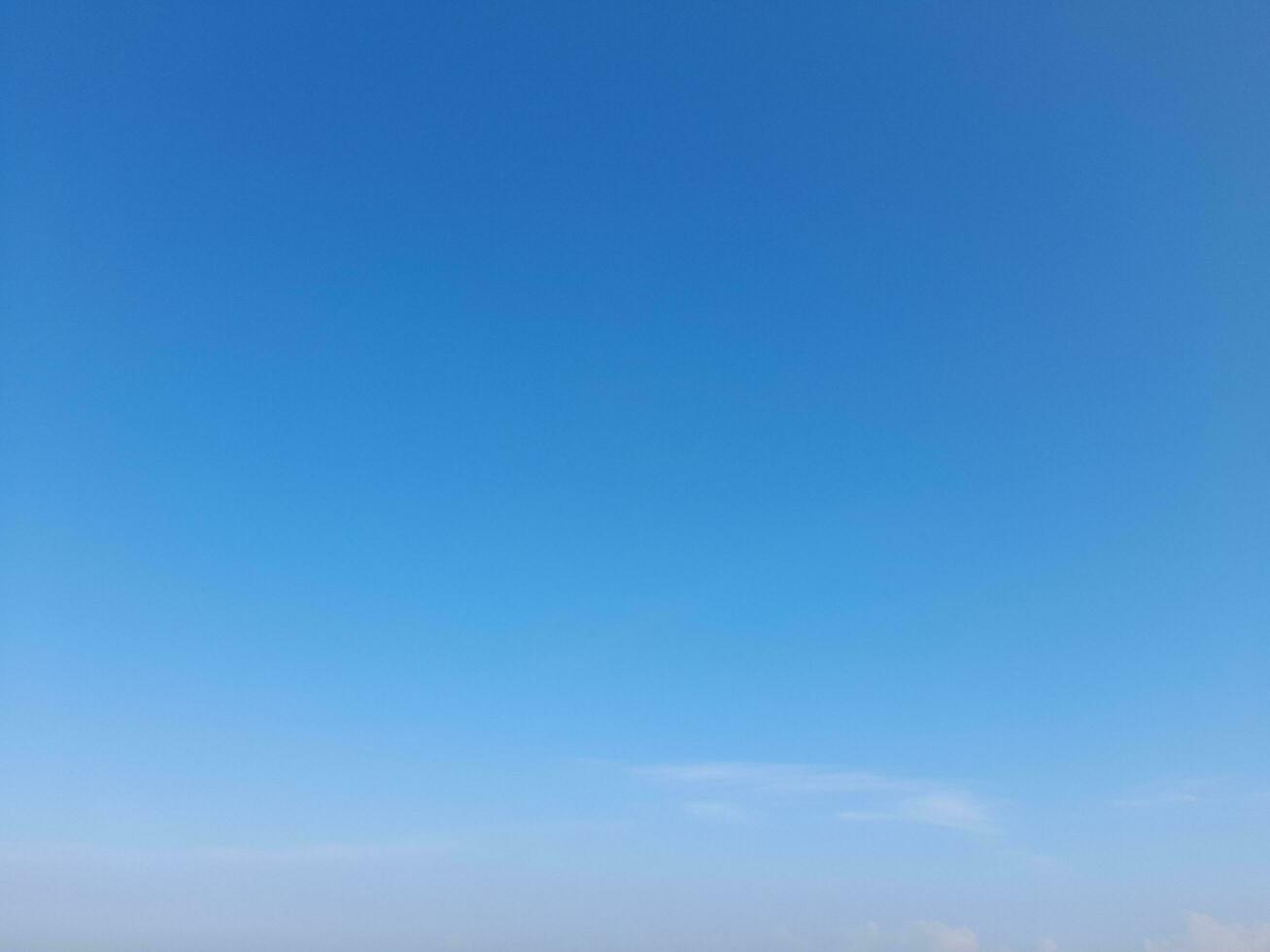 nubes blancas en el cielo azul. hermoso fondo azul brillante. nubosidad ligera, buen tiempo. nubes rizadas en un día soleado. foto