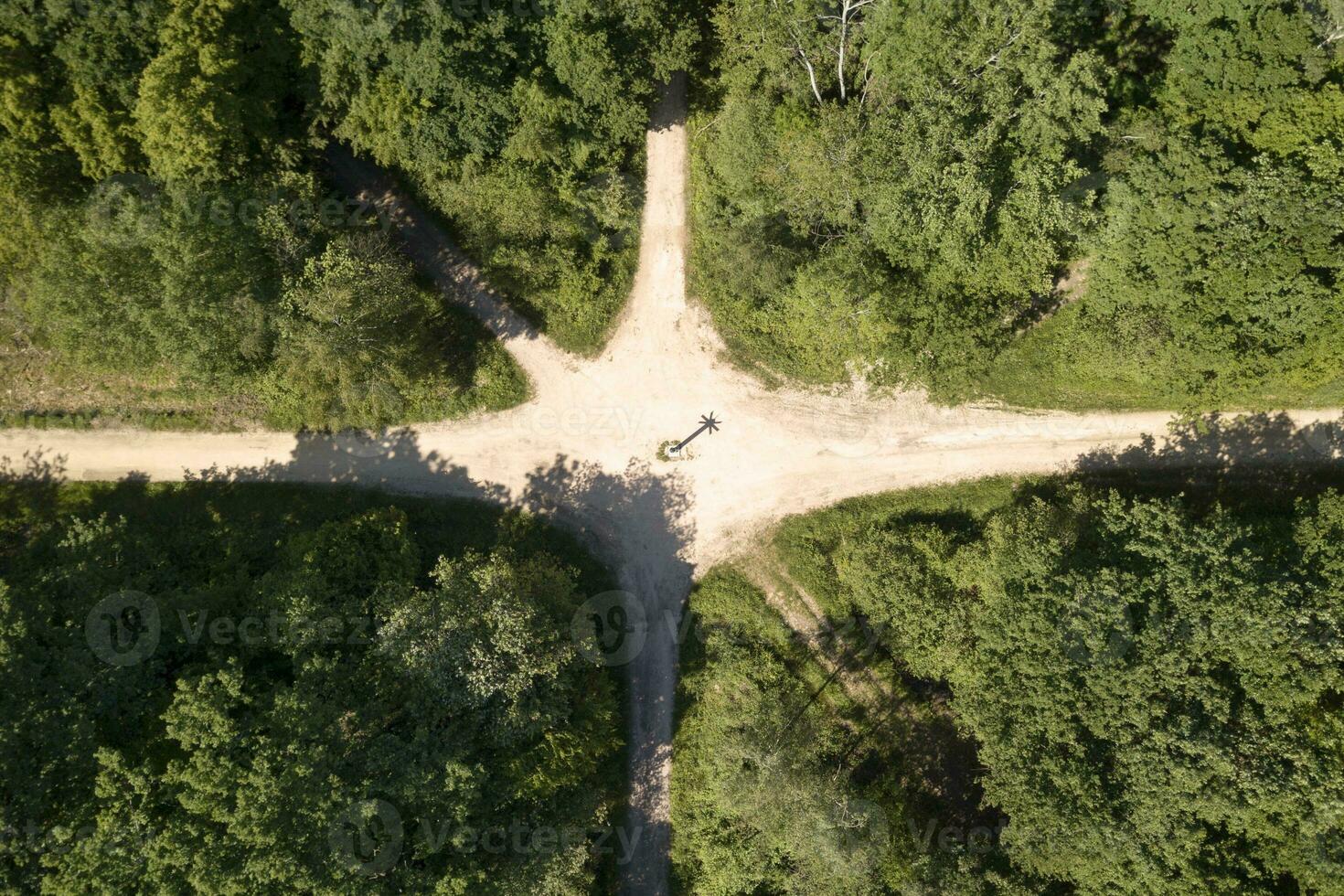 aéreo ver de un cruce de caminos en un bosque foto