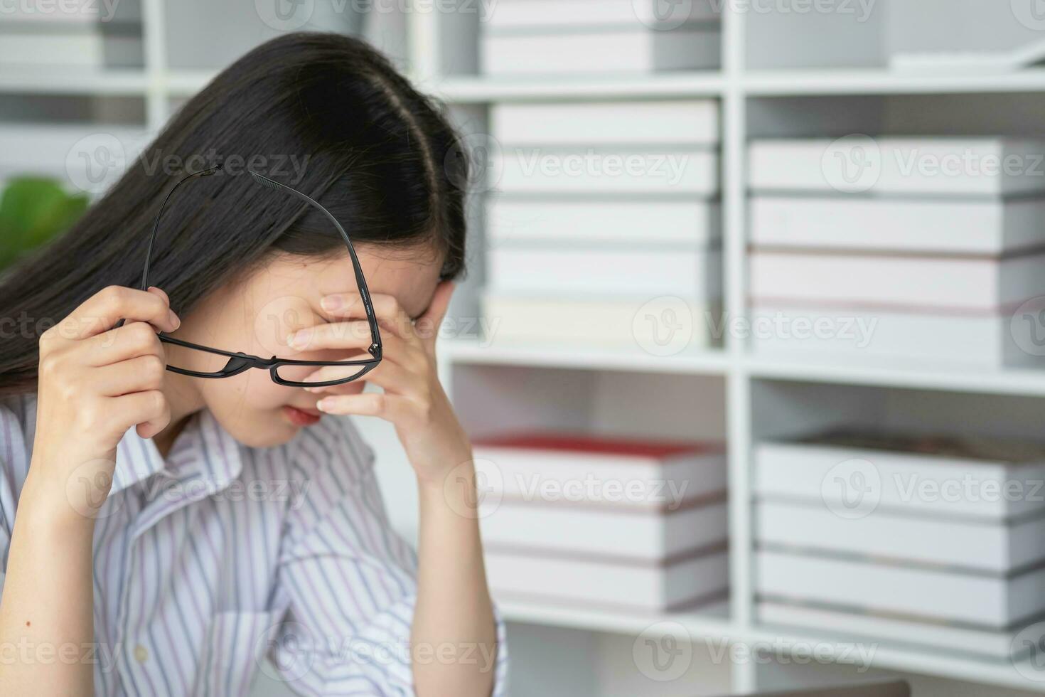 Concept Burnout Syndrome. Asian business Woman feels uncomfortable working. Which is caused by stress, accumulated from unsuccessful work And less resting body. Consult a specialist psychiatrist. photo