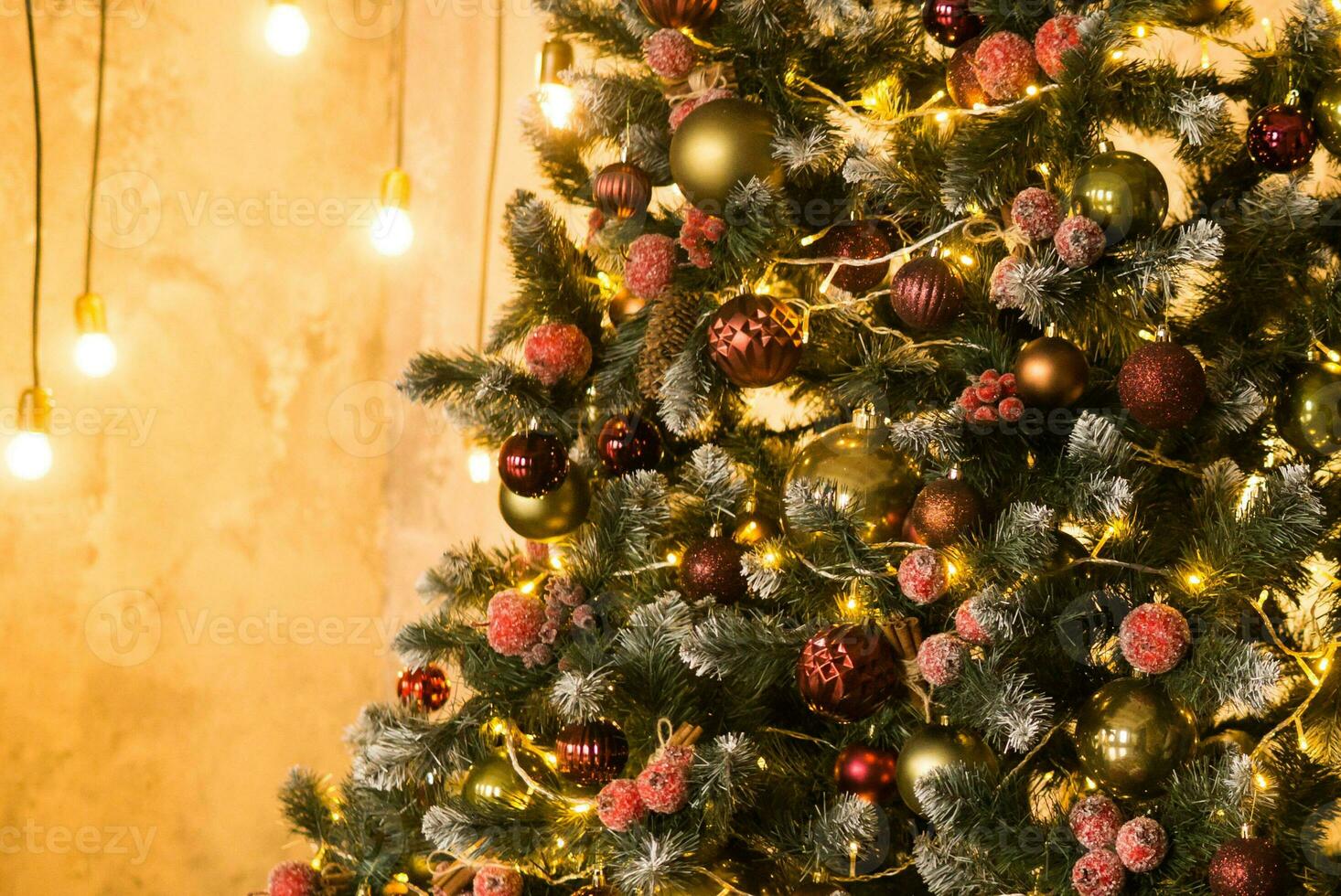 Navidad árbol, chimenea, regalos, guirnaldas, Navidad luces. foto