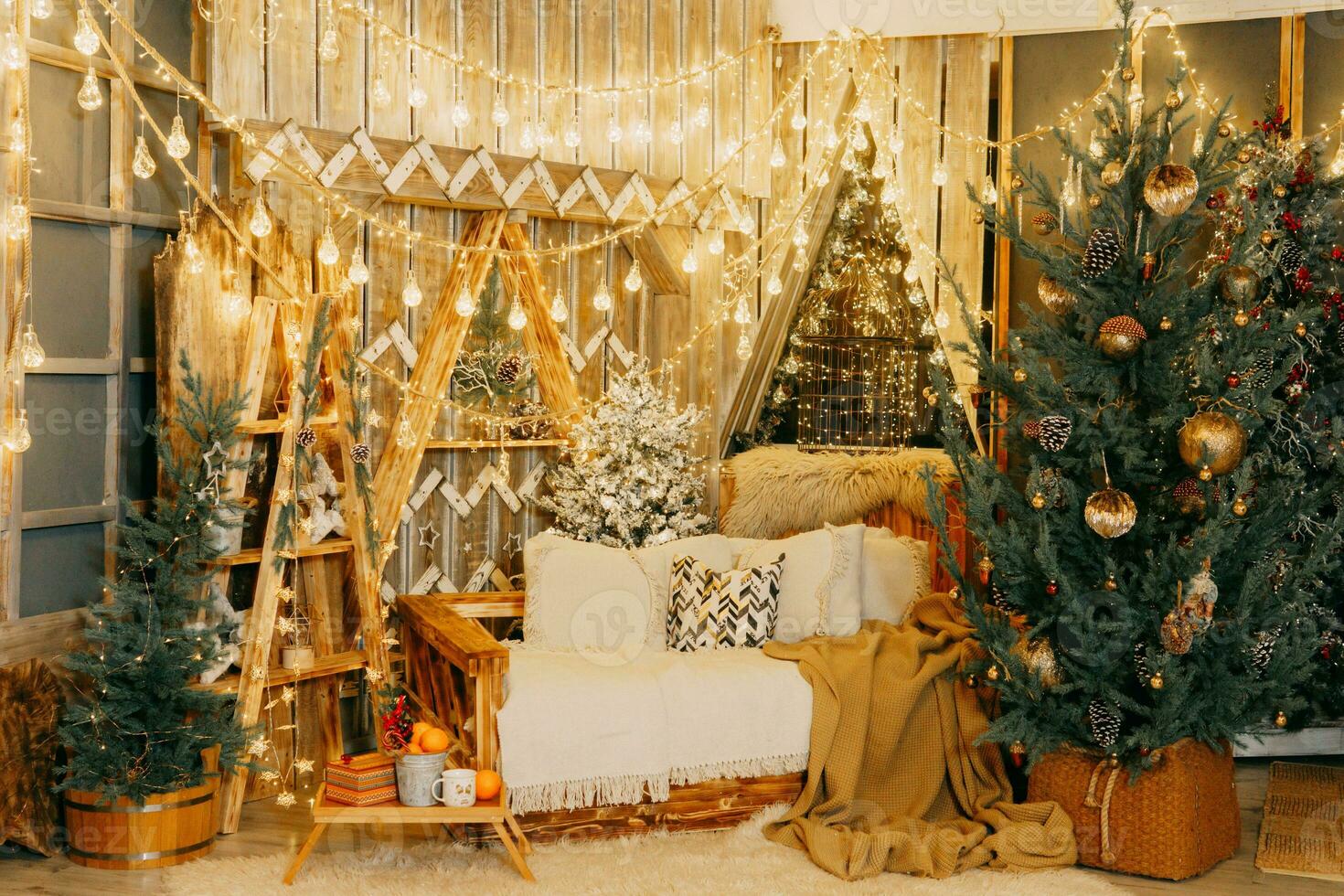 hogar Navidad interior, con un Navidad árbol y un montón de brillante guirnaldas y ligero bombillas preparando para el Navidad fiesta a hogar. foto