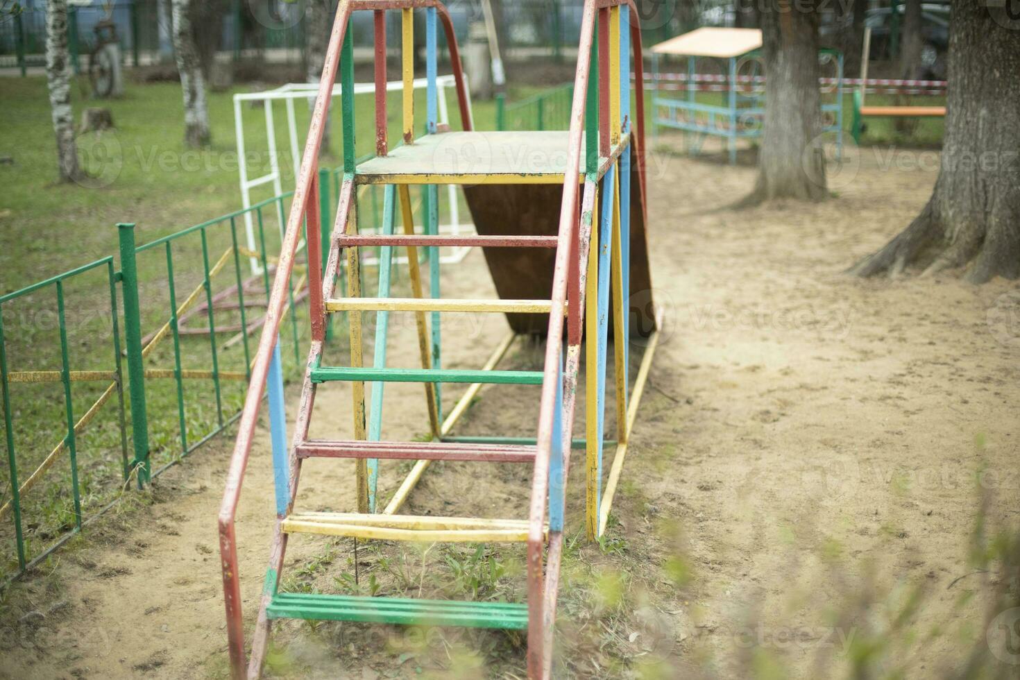 para niños patio de juegos. antiguo diapositiva para niños. para niños área. foto